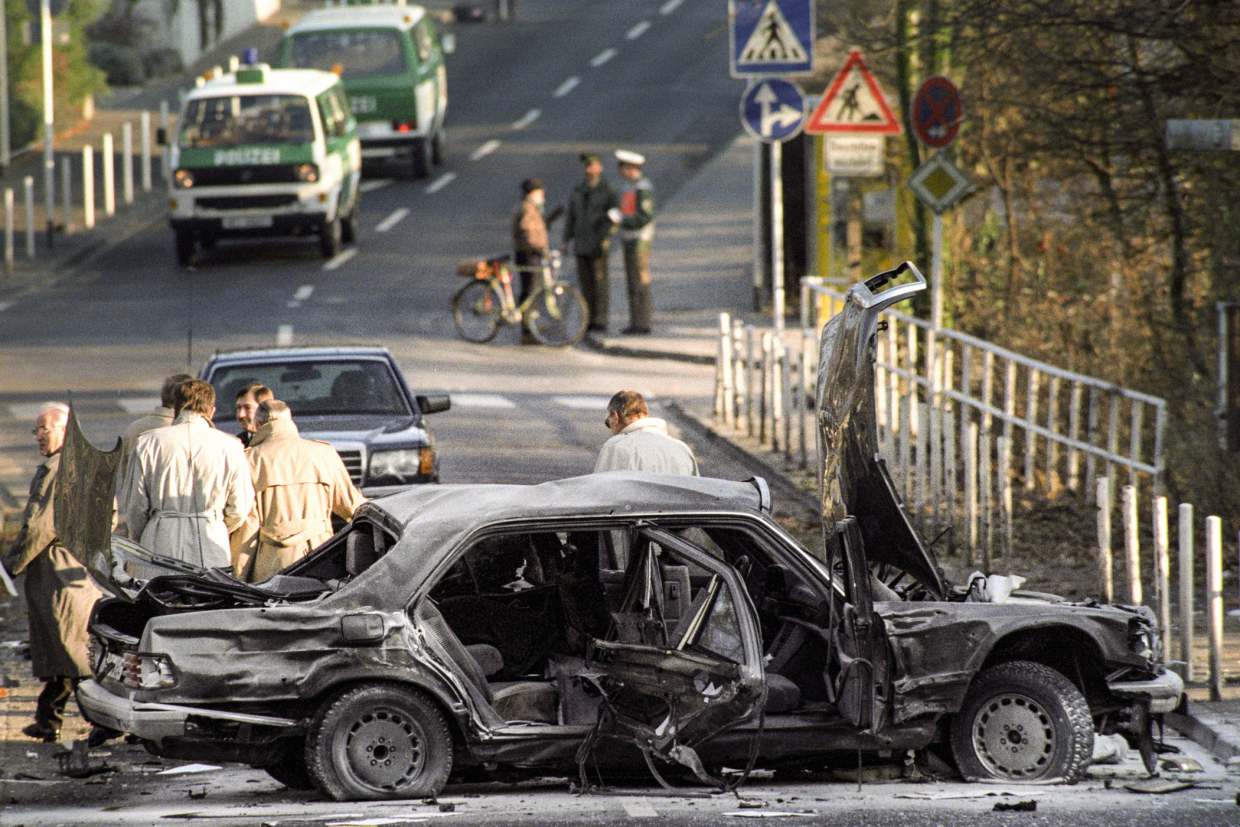 Das bild zeigt ein abgebranntes Autowrack auf einer Landstrae. Es ist die Limousine von Alfred Herrhausen, der am 30.11.1989 von der RAF durch ein Bombenattentat gettet wurde.