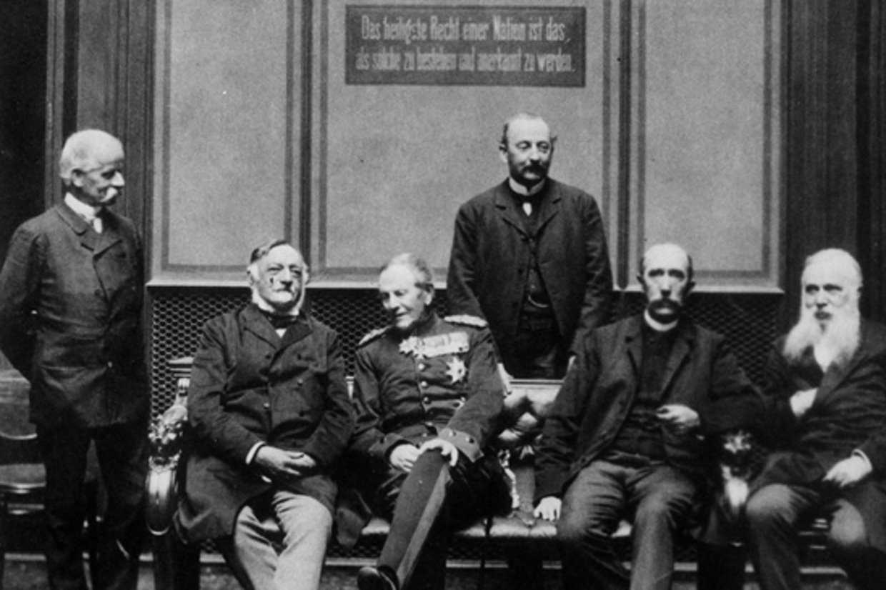 Mitglieder der Reichstagsfraktion der Deutschkonservativen Partei (von links nach rechts): Rudolph Wichmann, Otto von Seydewitz, Helmuth von Moltke, Graf Konrad von Kleist-Schmenzin, Otto von Helldorff, Karl Gustav Ackermann.