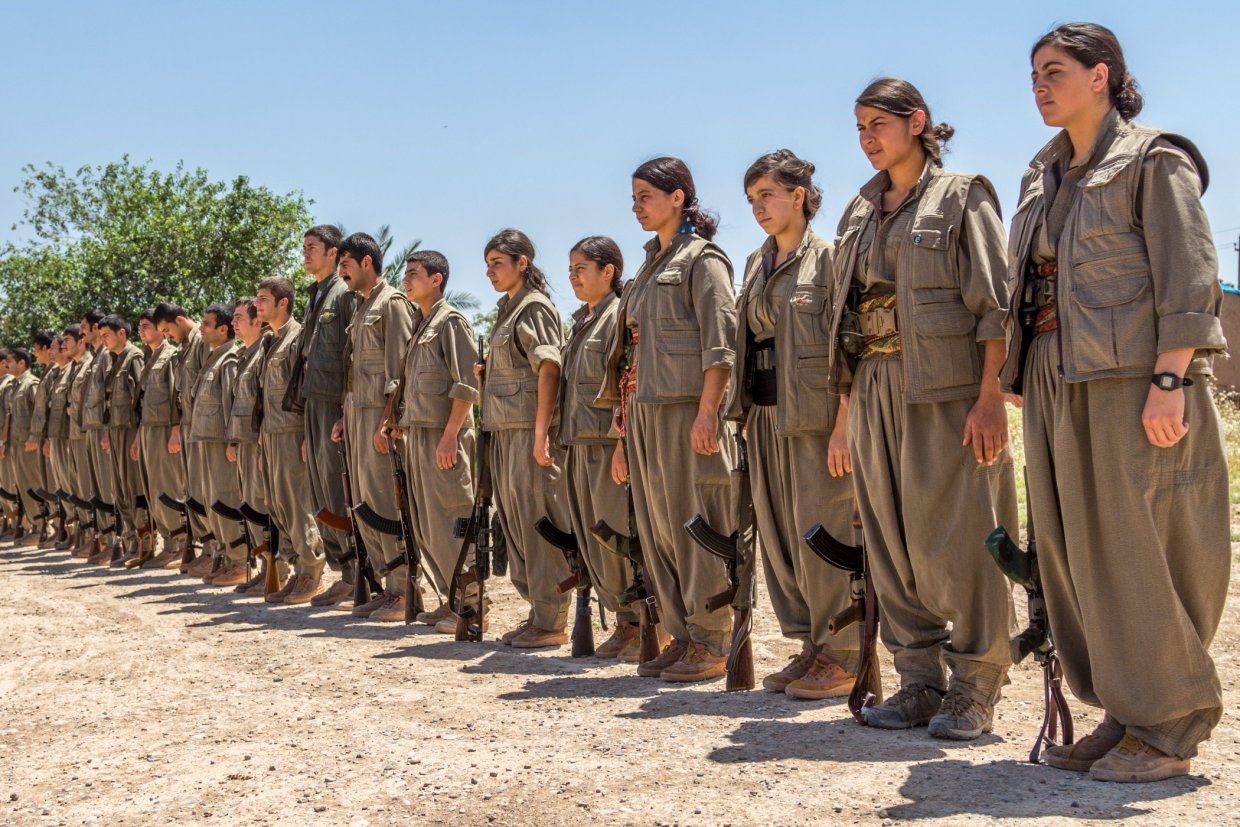 Kämpferinnen und Kämpfer der PKK stehen in einer Reihe, Kirkuk, Irak.