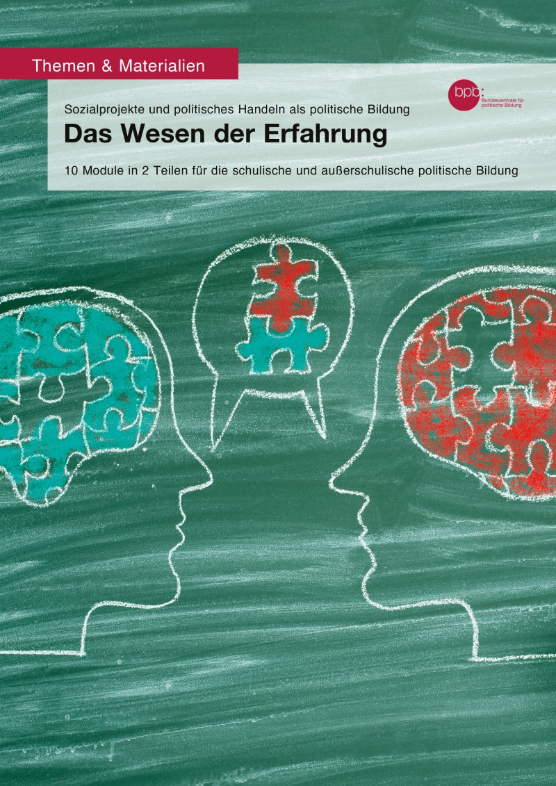 Auf einer Tafel sind die Umrisse von zwei Köpfen in Seitenansicht mit Kreide gezeichnet. Die beiden Gesichter sind einander zugewandt. In die Köpfe sind als Gehirn Puzzleteile gezeichnet. Im linken Kopf sind es türkisfarbene Puzzleteile und im rechten rote. In jedem Kopf fehlt ein Puzzleteil. Zwischen den Köpfen ist eine Sprechblase mit den zwei fehlenden Puzzleteilen gemalt. Die beiden Puzzleteile in der Sprechblase greifen ineinander.