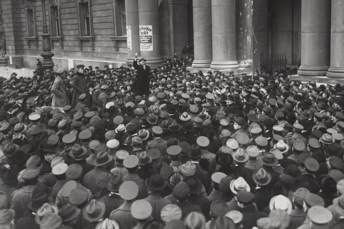 Die revolutionären Aufstände in Berlin und dem restlichen Land kochten immer wieder erneut auf, so wie etwa bei den sogenannten Weihnachtskämpfen im Dezember 1918. Das Bild zeigt eine Kundgebung vor Marinekorps am Berliner Marstall.