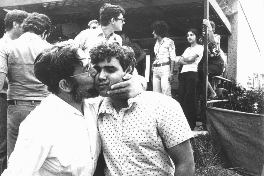 Ein orthodoxer Jude küsst seinen Bruder, eine der befreiten Geiseln von Entebbe, Tel Aviv am 4. Juli 1976. Bei der Flugzeugentführung von Entebbe trennte das Terror-Kommando aus Mitgliedern der PFLP und der deutschen Revolutionären Zellen die Flugzeuginsassen nach jüdischen und nicht-jüdischen.