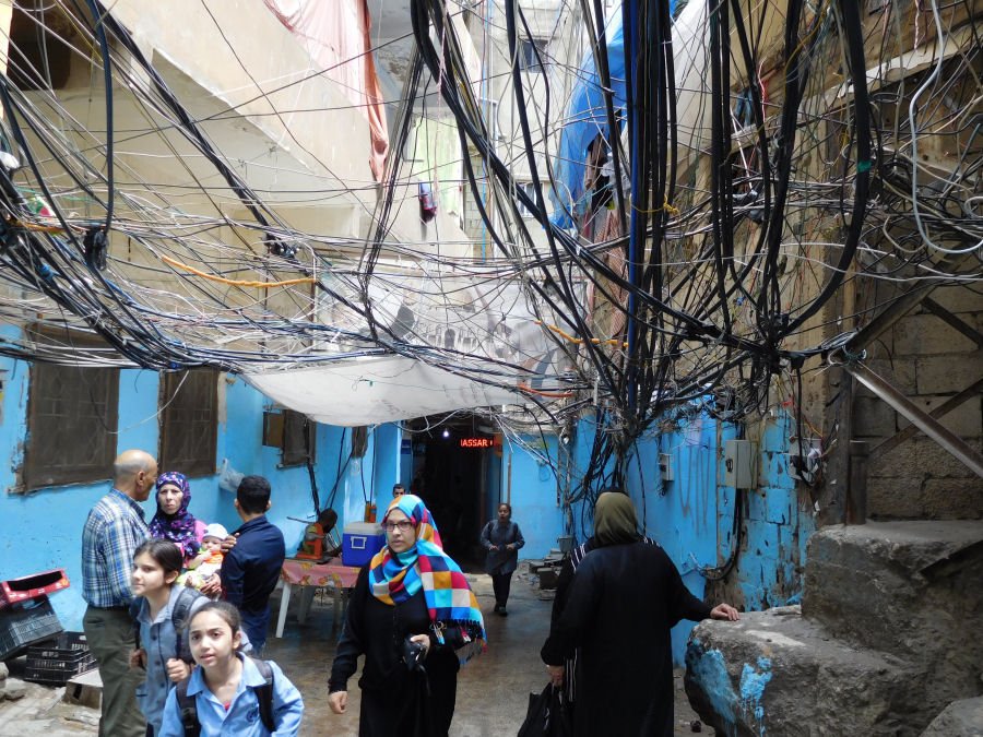 Palästinensisches Flüchtlingslager Bourj al-Barajneh in Beirut: Die Flüchtlingslager sind dicht besiedelt und diejenigen, die sich spontan entwickelt haben, sind ein Labyrinth aus engen Straßen und Hauseingängen.